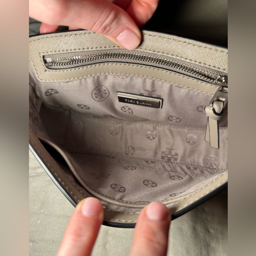 Tory Burch Robinson French Gray Crossbody EUC - Picture 6 of 8